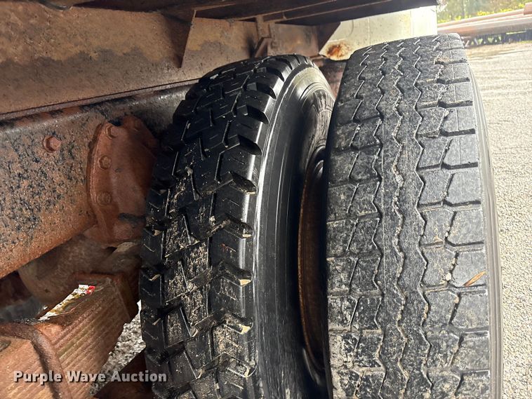 image for item FI0018 1995 International 4900 dump truck