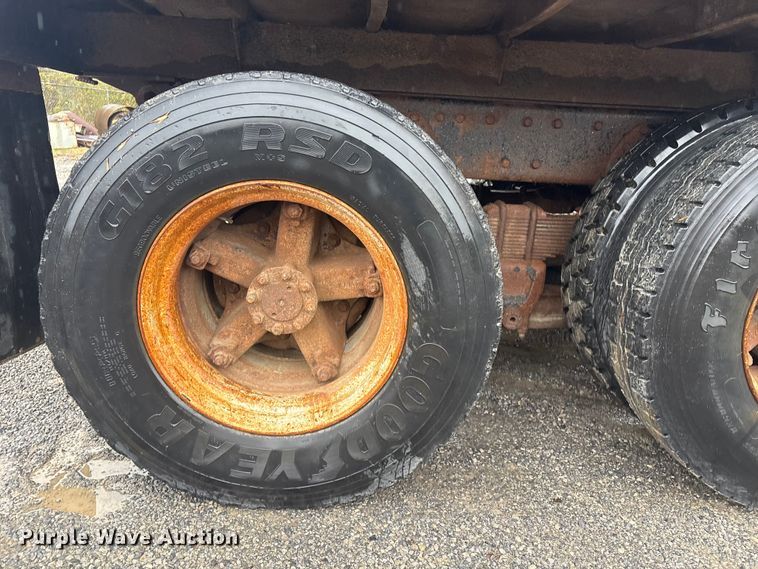 image for item FI0018 1995 International 4900 dump truck