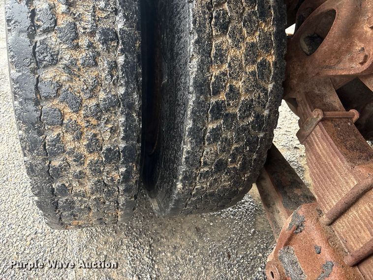 image for item FI0018 1995 International 4900 dump truck