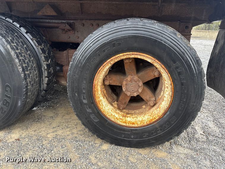 image for item FI0018 1995 International 4900 dump truck