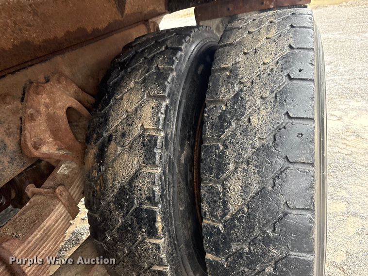 image for item FI0018 1995 International 4900 dump truck