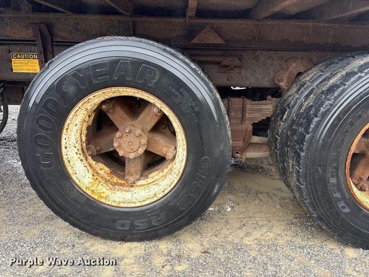 image for item FI0018 1995 International 4900 dump truck