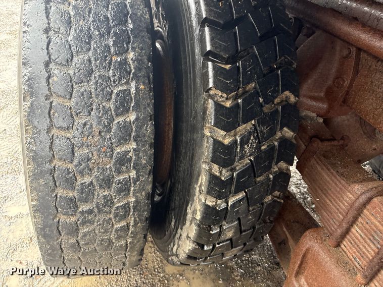 image for item FI0018 1995 International 4900 dump truck