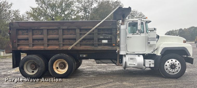 image for item FI0019 2001 Mack RD dump truck
