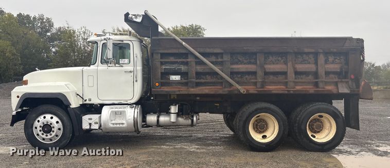 image for item FI0019 2001 Mack RD dump truck