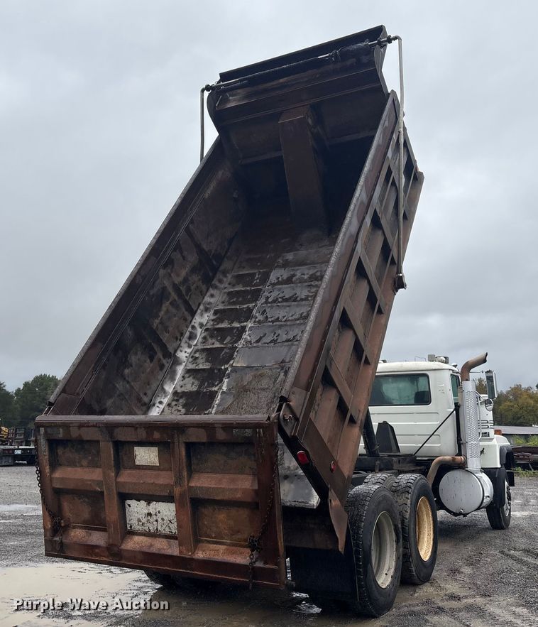 image for item FI0019 2001 Mack RD dump truck
