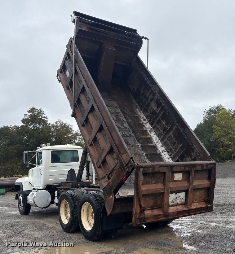 image for item FI0019 2001 Mack RD dump truck