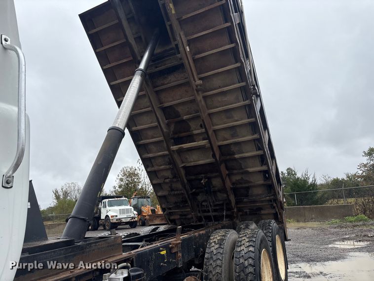 image for item FI0019 2001 Mack RD dump truck