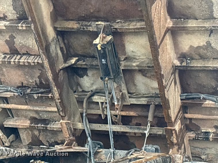 image for item FI0019 2001 Mack RD dump truck