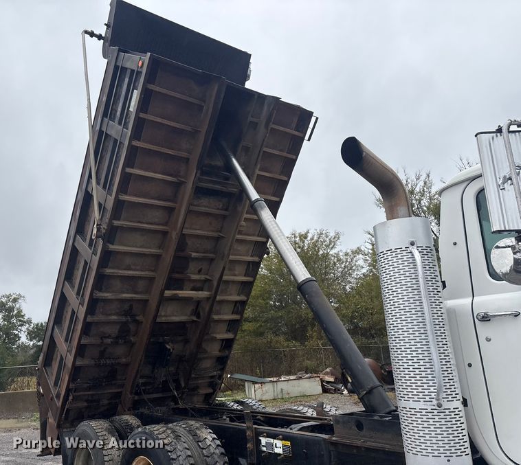 image for item FI0019 2001 Mack RD dump truck
