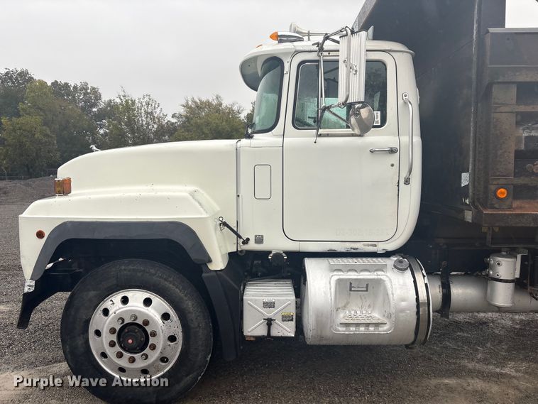 image for item FI0019 2001 Mack RD dump truck