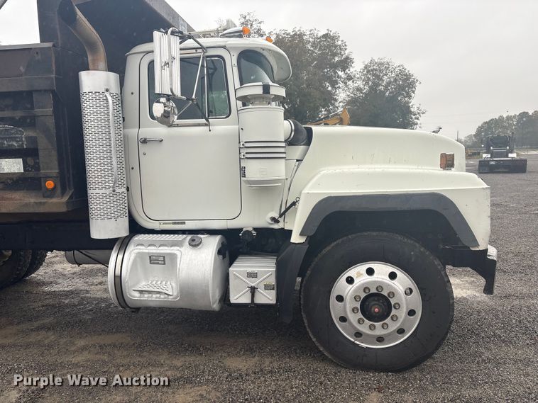 image for item FI0019 2001 Mack RD dump truck