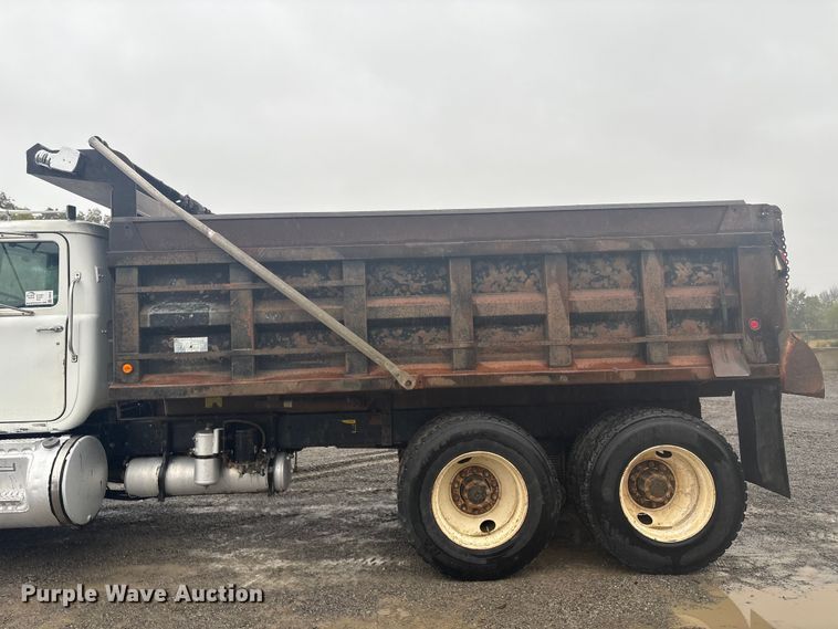 image for item FI0019 2001 Mack RD dump truck