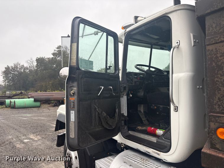 image for item FI0019 2001 Mack RD dump truck