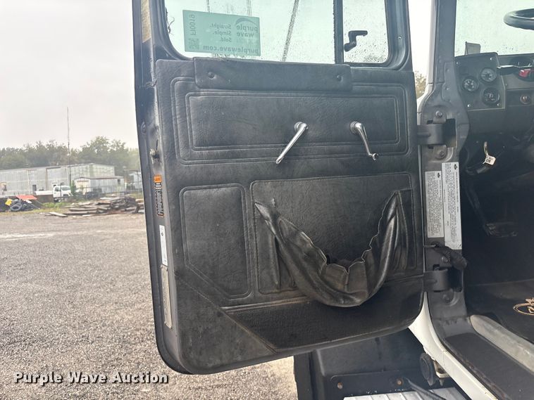 image for item FI0019 2001 Mack RD dump truck