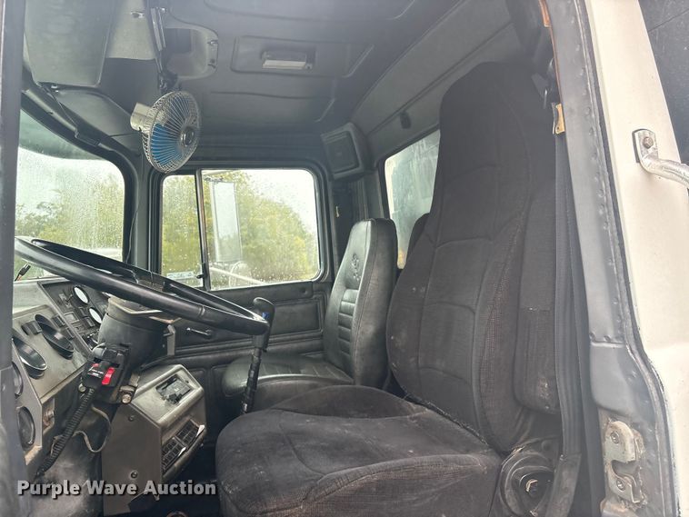 image for item FI0019 2001 Mack RD dump truck