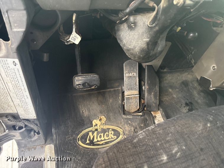 image for item FI0019 2001 Mack RD dump truck