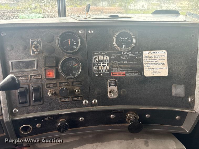 image for item FI0019 2001 Mack RD dump truck