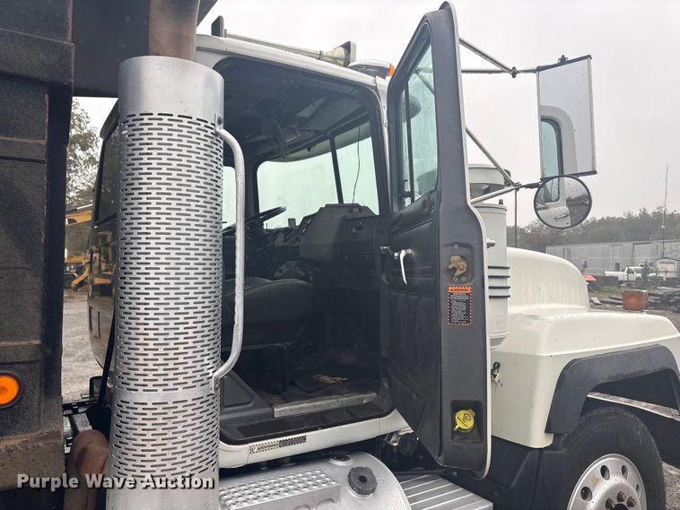 image for item FI0019 2001 Mack RD dump truck