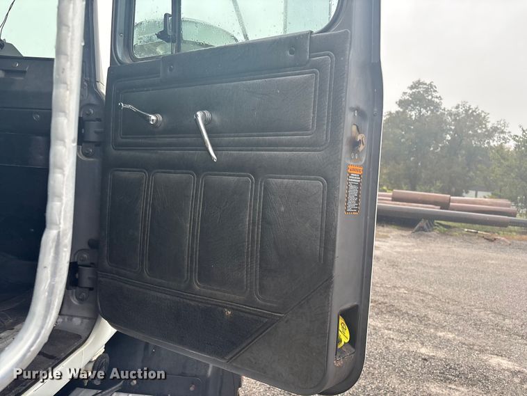 image for item FI0019 2001 Mack RD dump truck