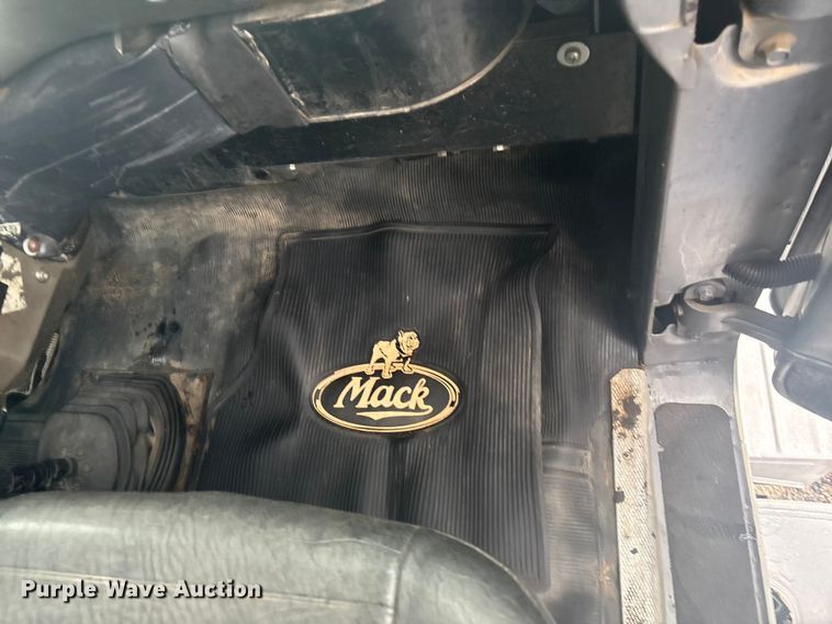 image for item FI0019 2001 Mack RD dump truck