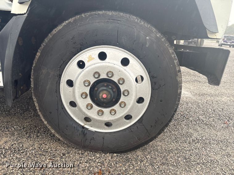 image for item FI0019 2001 Mack RD dump truck