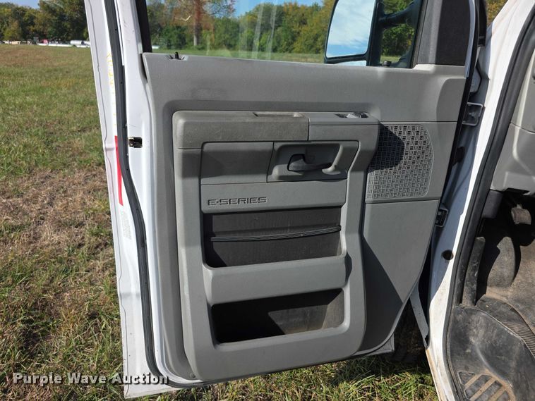 image for item FI0558 2015 Rockport Ford E350 Super Duty box truck