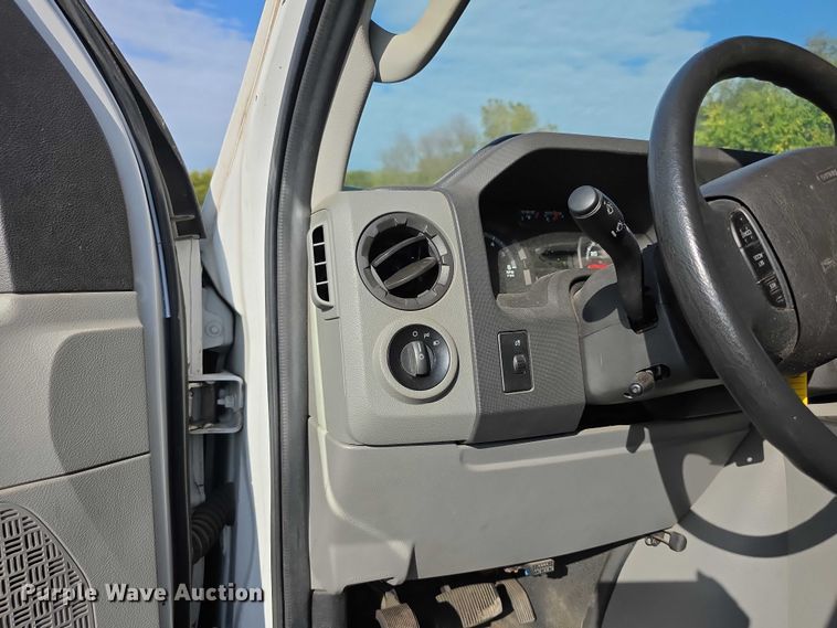 image for item FI0558 2015 Rockport Ford E350 Super Duty box truck