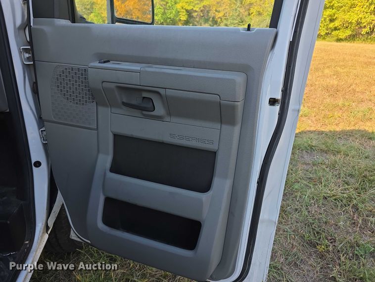 image for item FI0558 2015 Rockport Ford E350 Super Duty box truck