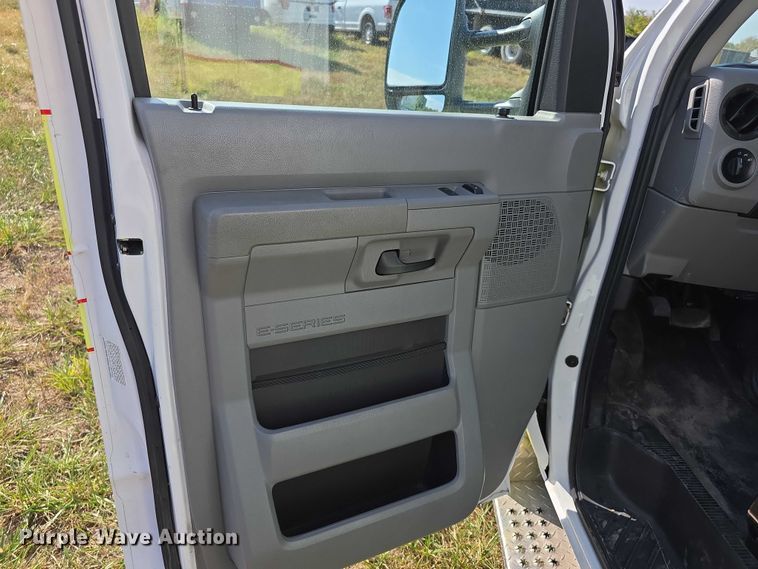 image for item FI0565 2015 Ford E450 ambulance