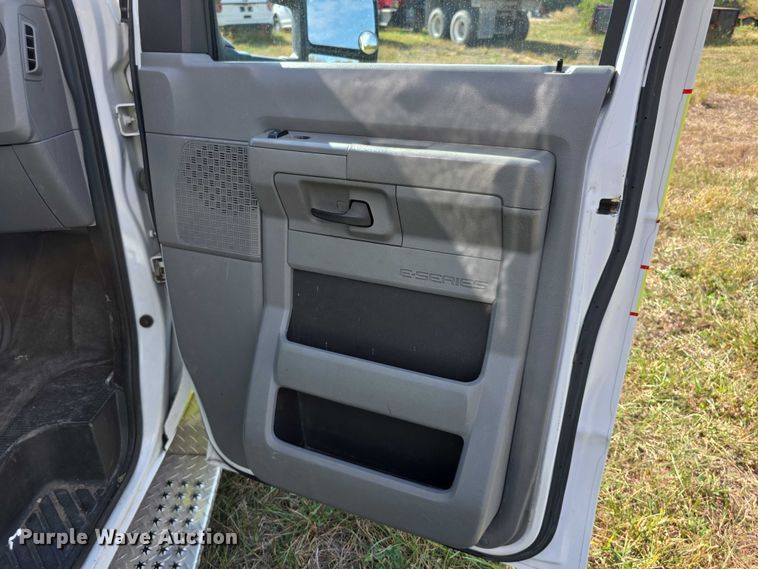 image for item FI0565 2015 Ford E450 ambulance