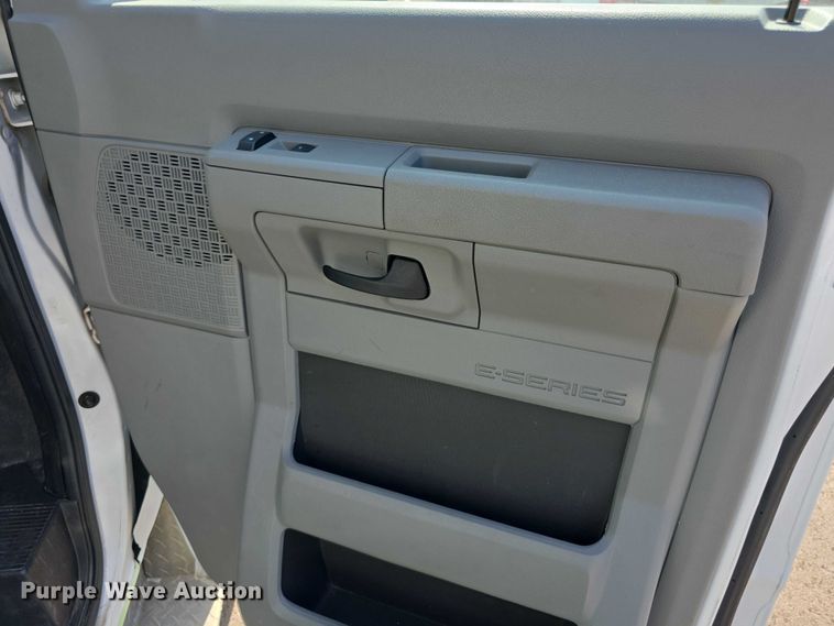 image for item FI0569 2014 Ford E350 Super Duty  delivery van