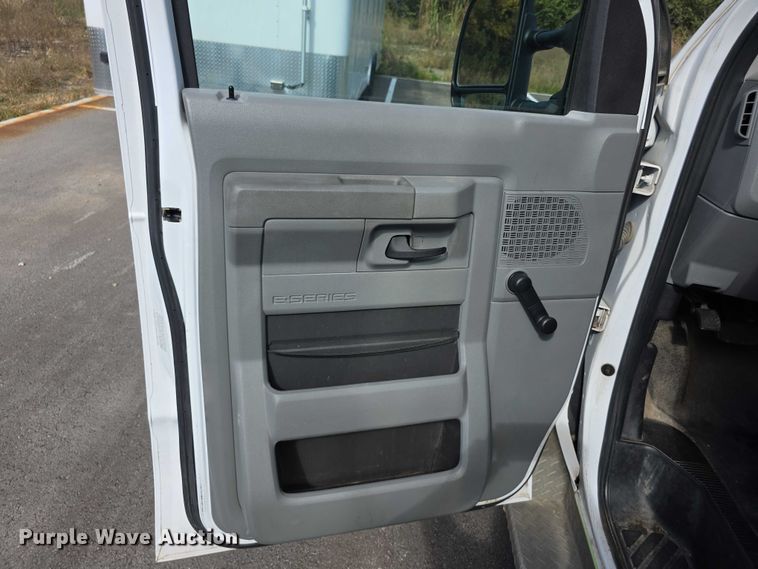 image for item FI0571 2014 Ford E350 Super Duty  delivery van