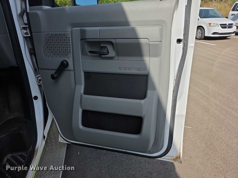 image for item FI0571 2014 Ford E350 Super Duty  delivery van