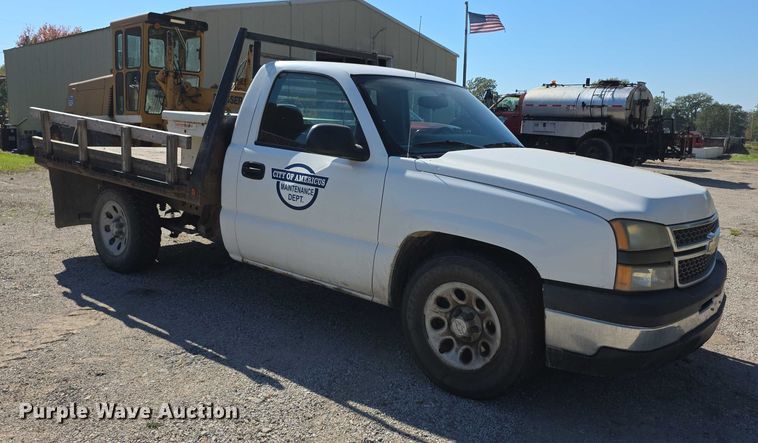 image for item FI0598 2006 Chevrolet flatbed pickup truck