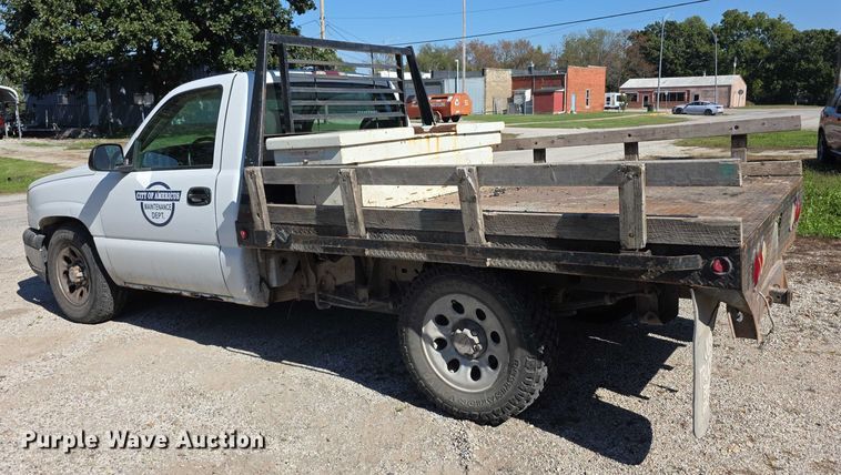 image for item FI0598 2006 Chevrolet flatbed pickup truck