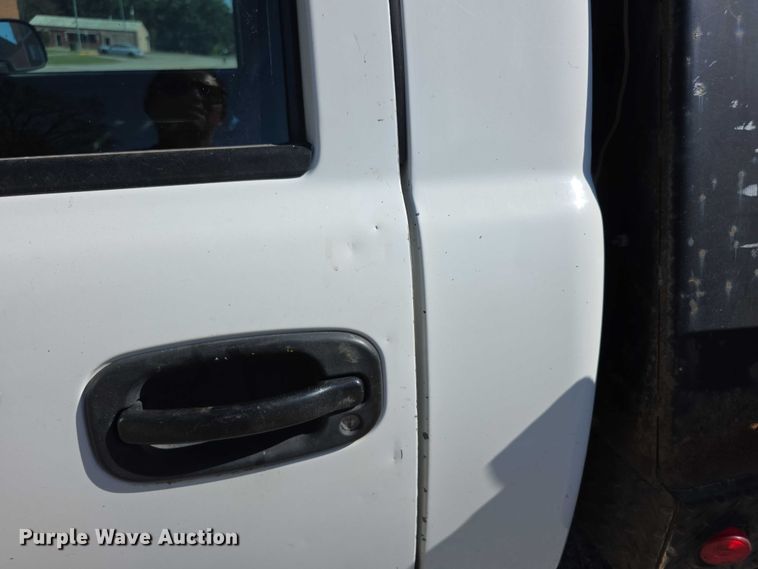 image for item FI0598 2006 Chevrolet flatbed pickup truck