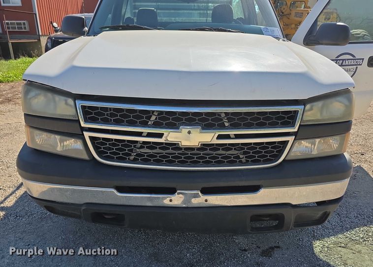 image for item FI0598 2006 Chevrolet flatbed pickup truck