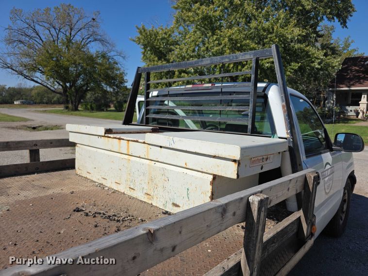image for item FI0598 2006 Chevrolet flatbed pickup truck