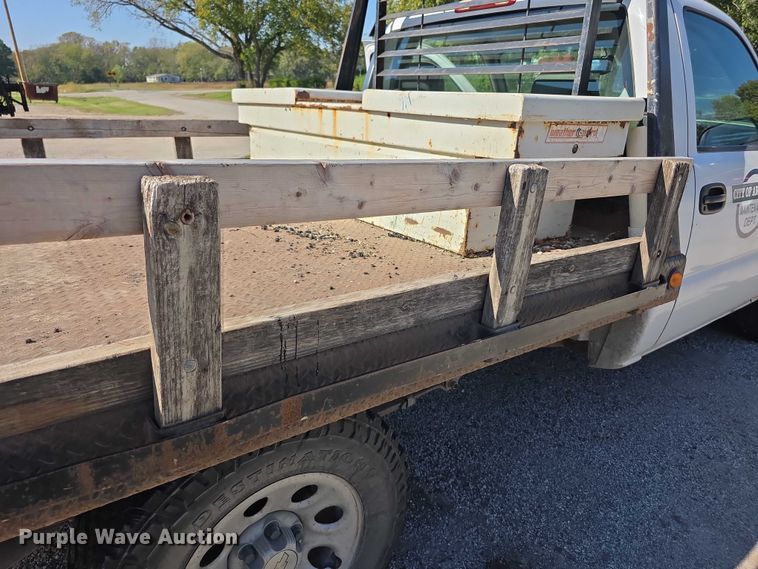 image for item FI0598 2006 Chevrolet flatbed pickup truck