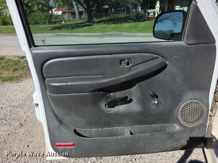 image for item FI0598 2006 Chevrolet flatbed pickup truck