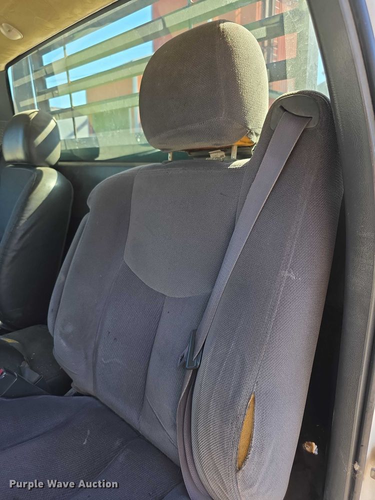 image for item FI0598 2006 Chevrolet flatbed pickup truck