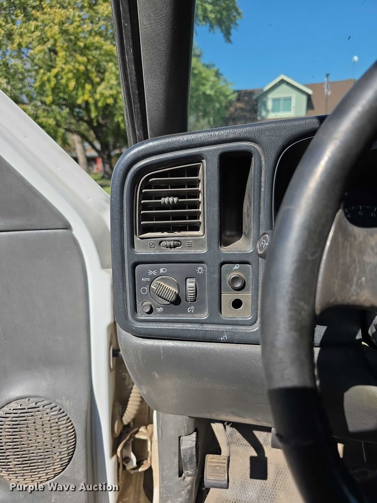 image for item FI0598 2006 Chevrolet flatbed pickup truck