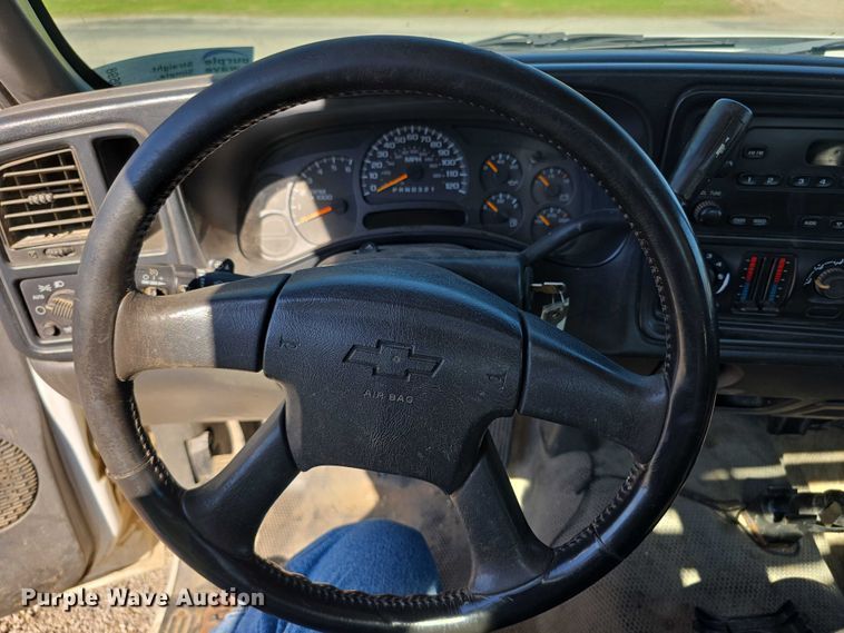 image for item FI0598 2006 Chevrolet flatbed pickup truck