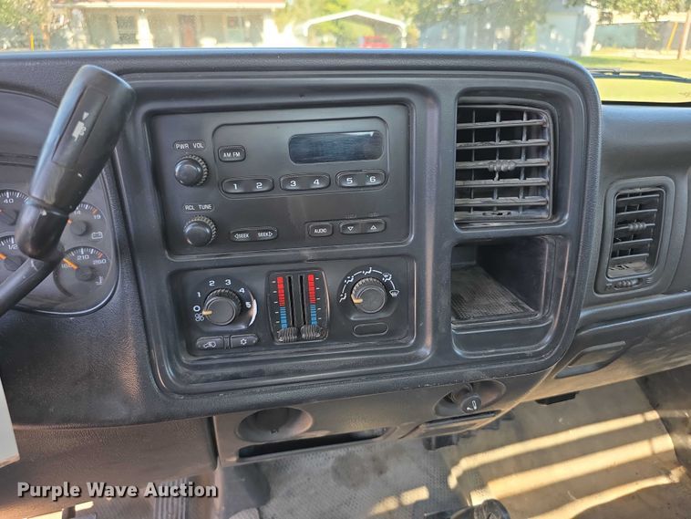 image for item FI0598 2006 Chevrolet flatbed pickup truck