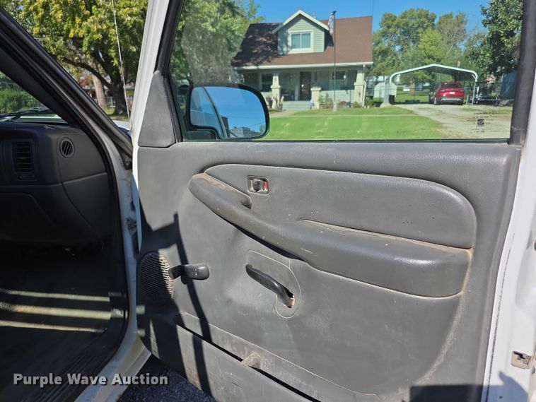 image for item FI0598 2006 Chevrolet flatbed pickup truck