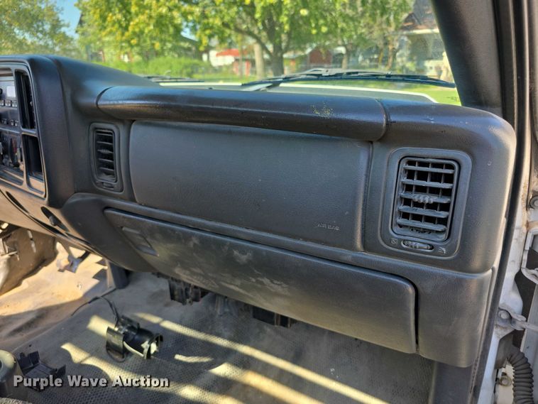 image for item FI0598 2006 Chevrolet flatbed pickup truck