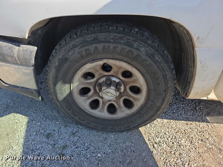 image for item FI0598 2006 Chevrolet flatbed pickup truck