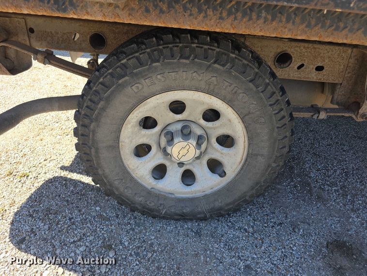 image for item FI0598 2006 Chevrolet flatbed pickup truck