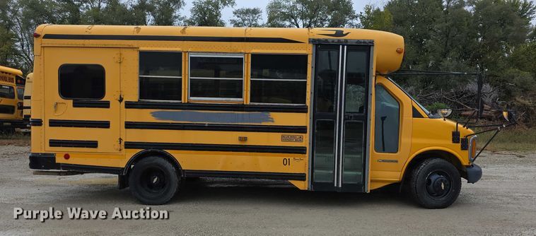 image for item FI0611 2002 Chevrolet Express G3500 school bus